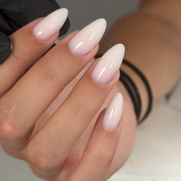 builder gel auto egalisant modeline Creamy Linny Light Pink